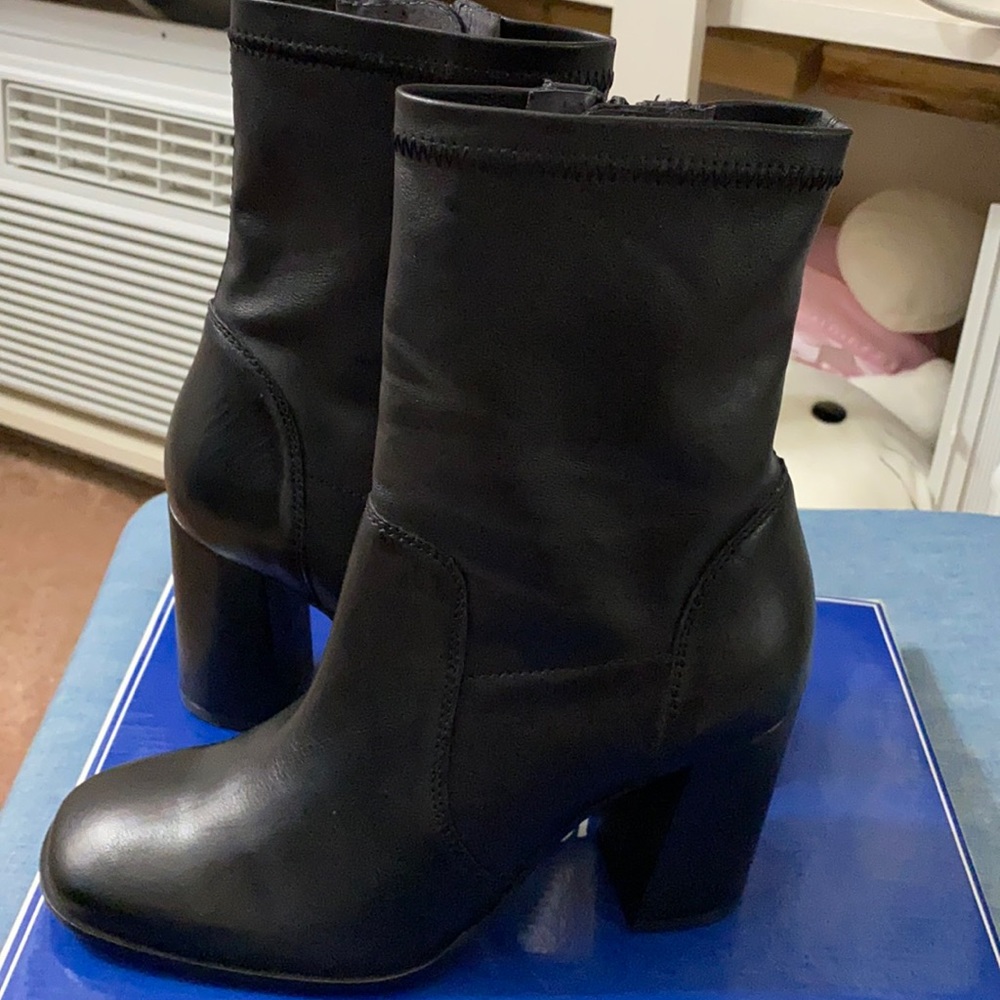 Seychelles “host” black boots